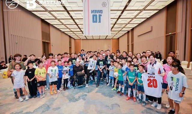 九游体育平台-“追风少年”空降咸阳！传奇球星欧文与秦超少年共度儿童节
