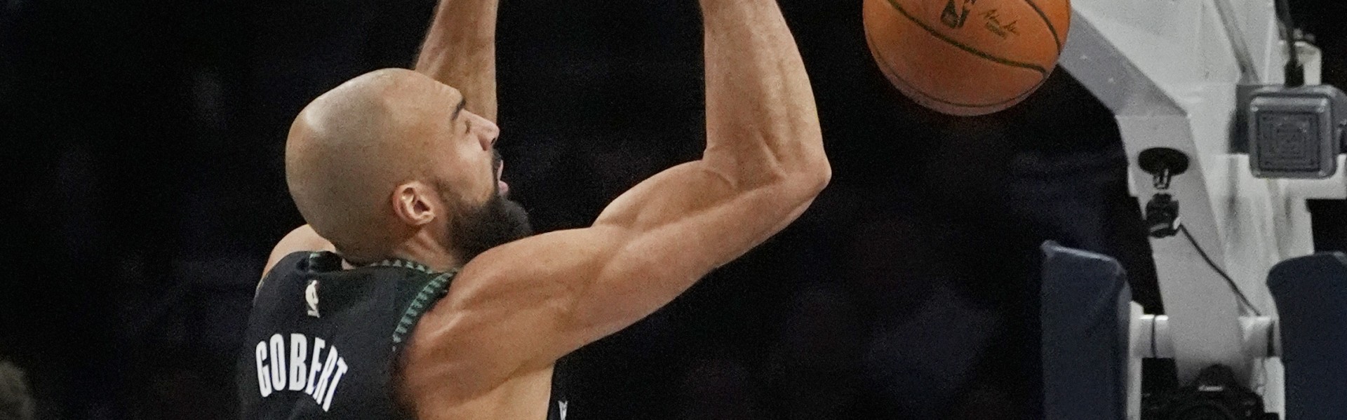 九游体育平台-标配两双！戈贝尔5中5得到11分10板 防守给力送2断4帽&amp;但罚球5中1