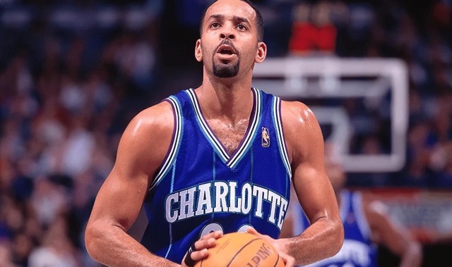 九游体育官网入口-生涯仅11.7分，几乎没有荣誉的他，却在23年后，迎来球衣退役殊荣